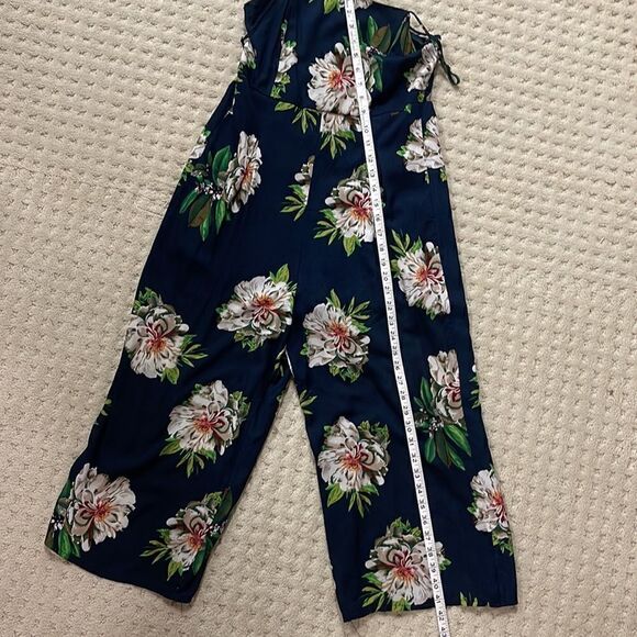 Tropical floral jump suit, Women’s Small (tag says large). Fits like a small - Picture 5 of 6